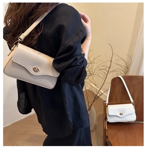 Détail de sacs baguette minimalistes beige et blanc avec fermoir en métal rétro
