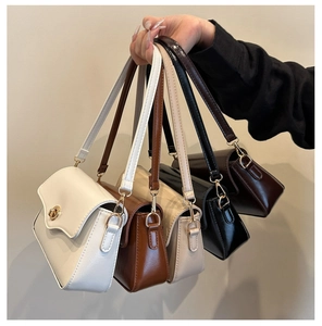 Cinq sacs baguette en similicuir aux couleurs variées avec des fermoirs dorés métalliques