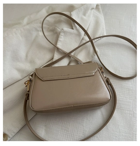 Détail du sac à bandoulière en cuir PU kaki avec texture litchi et finitions dorées