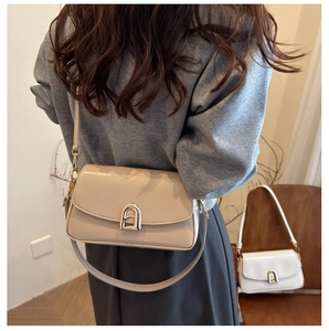 Détail du sac à bandoulière élégant avec fermoir doré en cuir PU crème et blanc raffiné