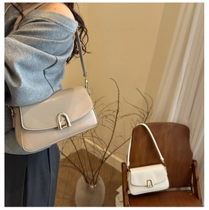 Vue détaillée d'un sac carré vintage pour femme avec boucle dorée en forme d'arche