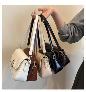 Détail de sacs à bandoulière en similicuir minimalistes avec boucles en métal doré chic