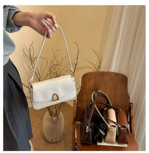 Détail de sacs à bandoulière en cuir vintage en cinq couleurs avec boucle dorée