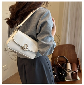 Détail de sacs à bandoulière en cinq couleurs avec boucles métalliques arquées