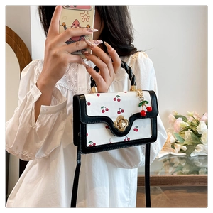 Sac à main en cuir blanc style français avec imprimé cerise et boucle fleurie dorée