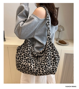 Gros plan d'un grand sac cabas en toile imprimé léopard avec une bandoulière large