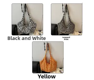 Détails des grands sacs cabas en toile aux motifs zèbre, léopard et carreaux orange