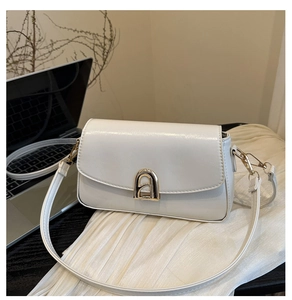 Détail du sac bandoulière blanc en cuir avec boucle en métal doré et bandoulière chic