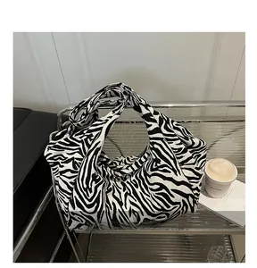 Détail du sac fourre-tout à motif zèbre sur un chariot avec esthétique urbaine et café