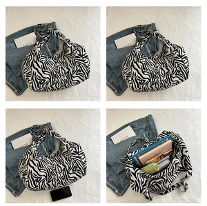 Détail montrant la grande capacité et le motif zébré de ce sac cabas en toile