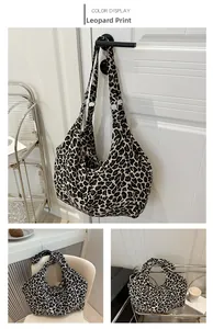 Détail du sac cabas en toile à imprimé léopard montrant le tissu souple et spacieux