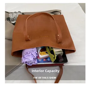 Vue détaillée d'un grand sac cabas en cuir marron avec sa capacité de rangement
