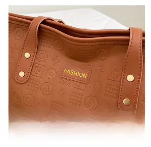Gros plan du sac cabas marron en similicuir avec motifs gaufrés et étiquette Fashion
