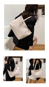 Détail du sac cabas blanc avec motif géométrique gaufré en 3D et rivets dorés élégants
