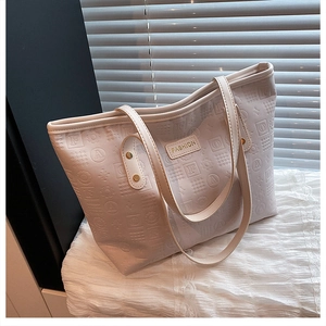 Détail du sac cabas blanc avec lettres embossées et plaque métallique dorée FASHION
