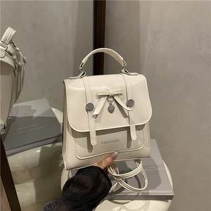 Mini zaino chic in pelle bianca con decorazione a fiocco e ciondolo a cuore