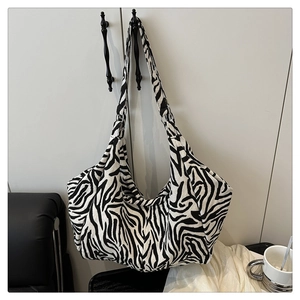 Détail du grand sac cabas en toile à imprimé zèbre avec larges bretelles confortables