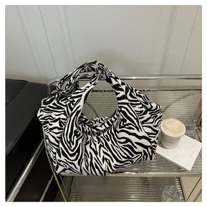 Gros plan du sac fourre-tout à motif zébré montrant la texture et le tissu souple