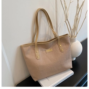 Détails du sac fourre-tout beige en similicuir gaufré avec logo doré et rivets chic