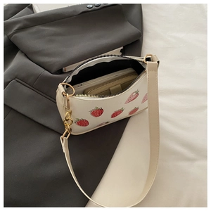 Minimalistische beige PU-Schultertasche mit Erdbeerdruck und goldener Kette