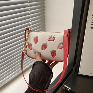 Weiße PU-Handtasche mit Erdbeermuster, rotem Rand und goldener Metallkette Dekor