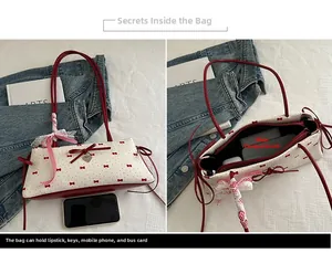 Détail du compartiment principal intérieur et du motif à nœuds du sac à bandoulière