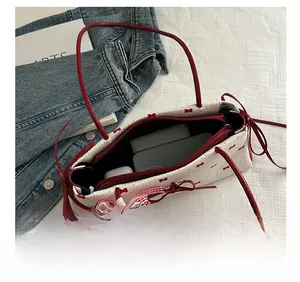 Vue intérieure du sac avec nœuds montrant l'espace pour téléphone, écouteurs et portefeuille
