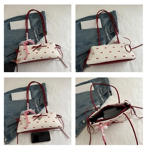 Vues détaillées du sac baguette à pois avec nœud rouge et pendentif en forme de cœur