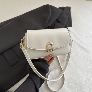 Sac à main carré minimaliste en cuir PU blanc crème avec boucle dorée et bandoulière