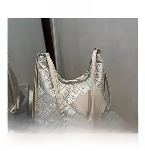 Dettaglio ravvicinato della borsa hobo in jacquard floreale con tasca in pelle e cerniera