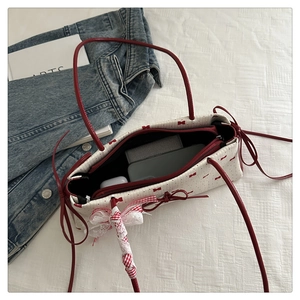 Vue intérieure du sac baguette crème montrant la capacité pour téléphone et portefeuille