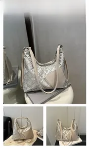 Dettaglio borsa tote beige in jacquard geometrico con inserti e manici in pelle