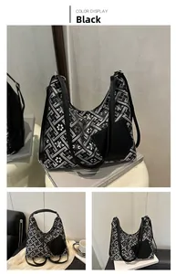 Dettaglio della borsa hobo ricamata nera con motivi floreali e tasca esterna in pelle