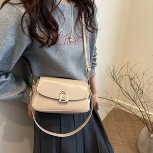 Sac à bandoulière brillant abricot élégant avec boucle dorée en arche et sangle réglable