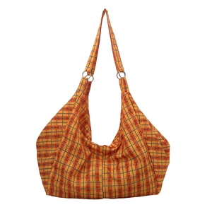 Grand sac cabas en toile à carreaux jaunes avec bandoulières sur fond blanc pur