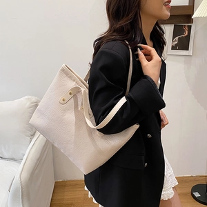 Sac cabas chic en cuir PU beige avec embossage lettres et rivets dorés pour femme