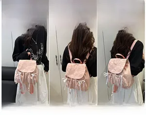 Λεπτομέρεια ροζ σακιδίου με φιόγκο που δείχνει τρόπους μεταφοράς στο χέρι και στους ώμους