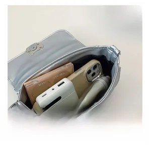 Vue détaillée de l'intérieur du sac argenté montrant sa capacité de rangement