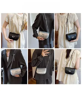 Sac bandoulière matelassé avec chaîne en métal présenté sous plusieurs angles par un mannequin