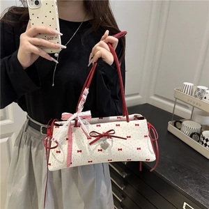 Sac sous le bras matelassé blanc avec motifs nœuds rouges et pendentif cœur