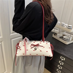 Sac sous le bras blanc avec imprimé nœud rouge, dentelle et pendentif cœur argent