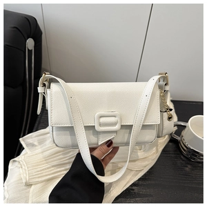 Close-up of white lychee pattern leather shoulder bag with gold chain and square buckle