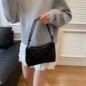 Elegante borsa a tracolla con paillettes nere con sottili cinturini in pelle e zip argento