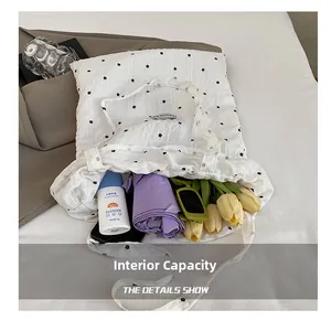 Vue intérieure du sac cabas à fleurs montrant sa grande capacité pour l'été