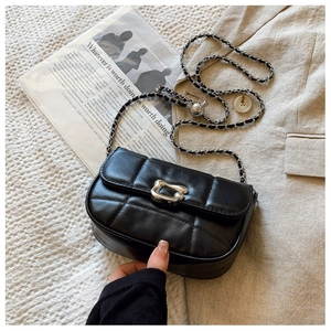 Détail du sac bandoulière en cuir matelassé noir avec chaîne et boucle argentée