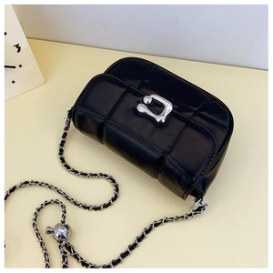 Détail du sac à bandoulière matelassé noir avec chaîne argentée et pendentif sphérique