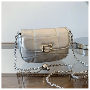 Détail du sac à chaîne argenté avec texture matelassée et élégant fermoir en métal