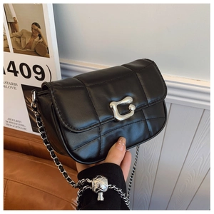Détails du sac matelassé noir avec bandoulière chaîne argentée et boucle à bille en métal