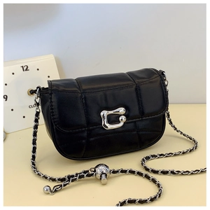Détail du sac à bandoulière en cuir noir matelassé avec chaîne et boucle en G