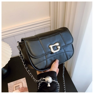Détail du sac matelassé noir avec boucle G argentée et chaîne à bille ajustable